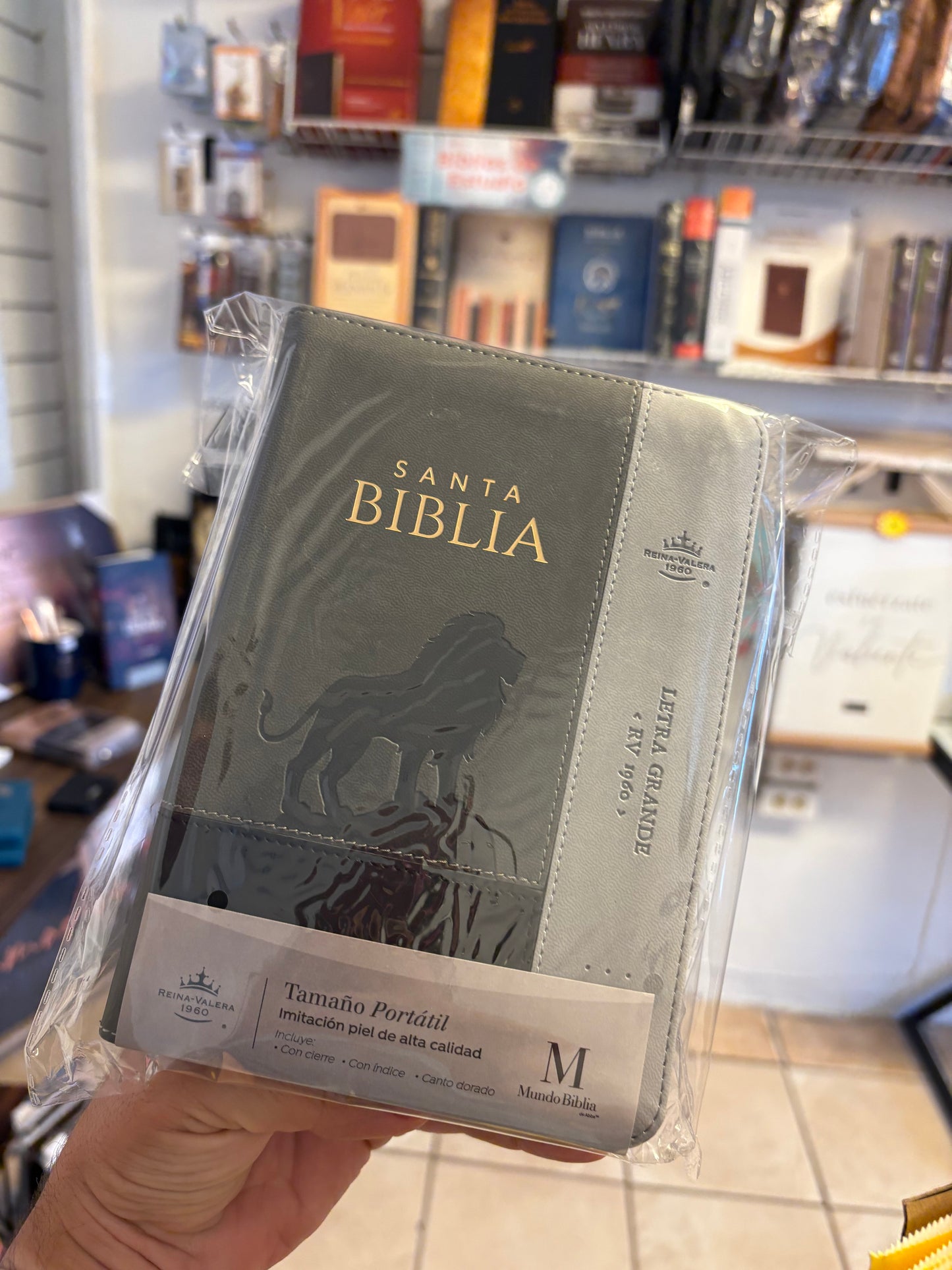 Biblia con silueta de León