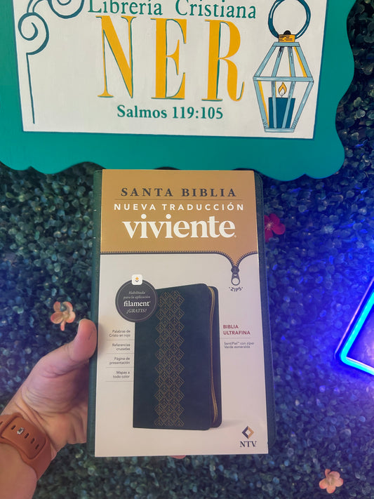 Biblia NTV en Verde con diseño dorado
